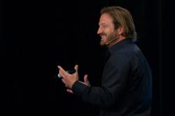 Frank Kern teaching internet marketing principles